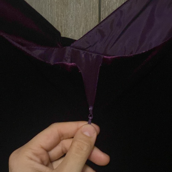 Never worn Black Halo fully lined velvet dress in a size 2. - Picture 3 of 4
